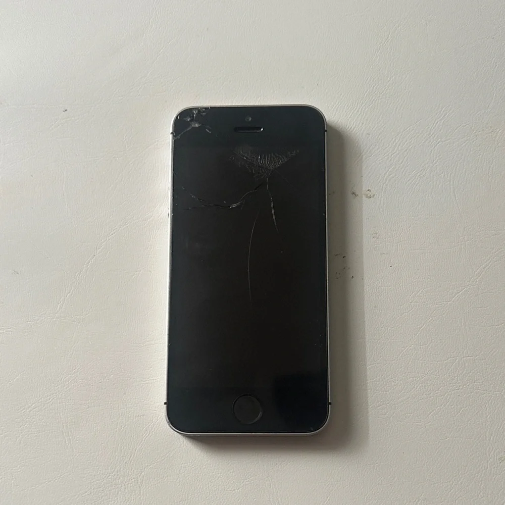 Apple iPhone - Black and Silver on iOS 12.2 jailbreak